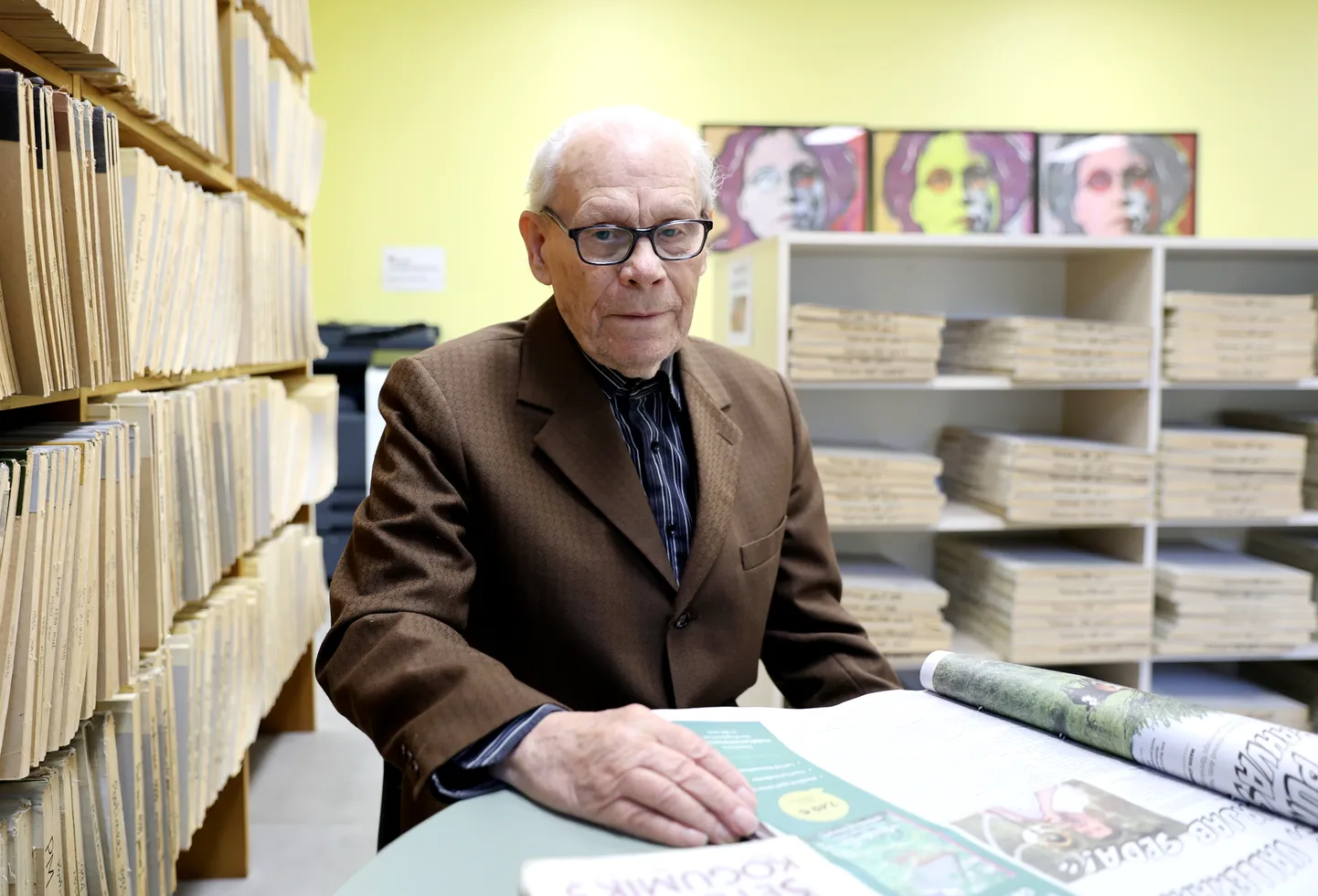 Stepan Karja lehitseb Tartu linnaraamatukogus ajakirjandust.