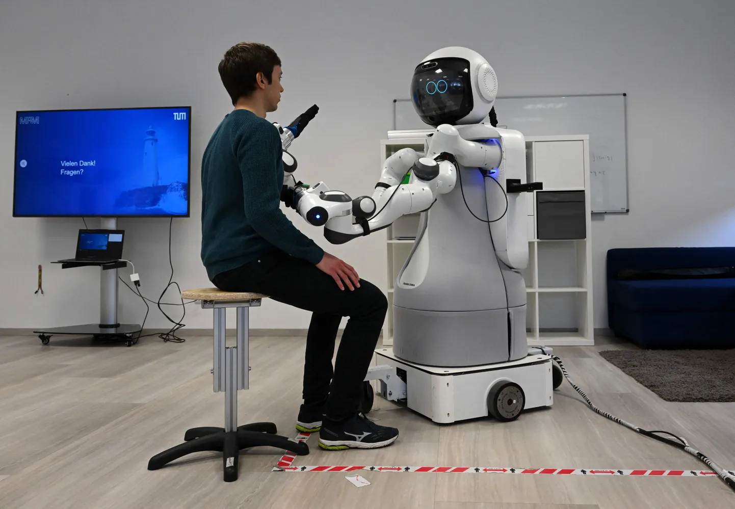 Hoolderobot Garmi testimine Saksamaal Garmisch-Partenkircheni laboris.