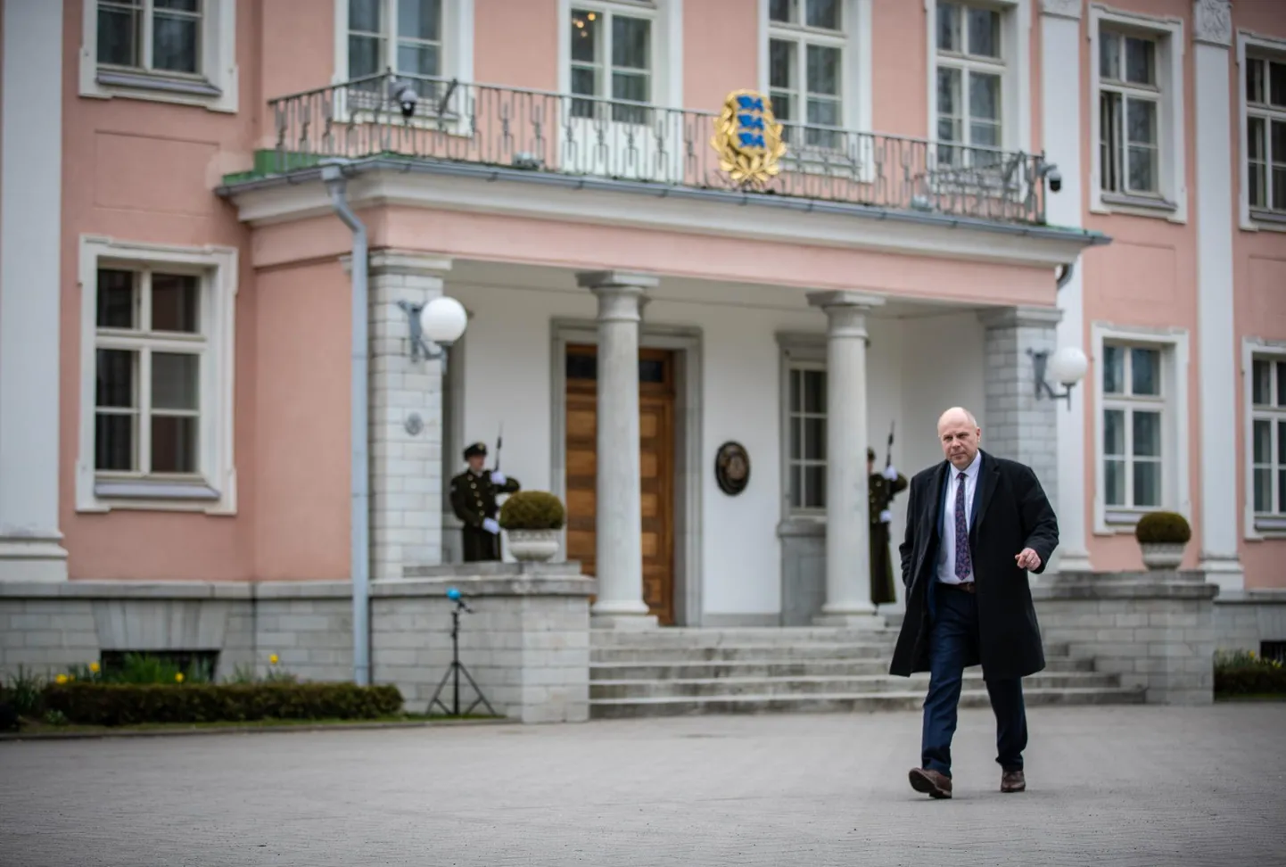Raul Siem tuleb presidendi juurest.