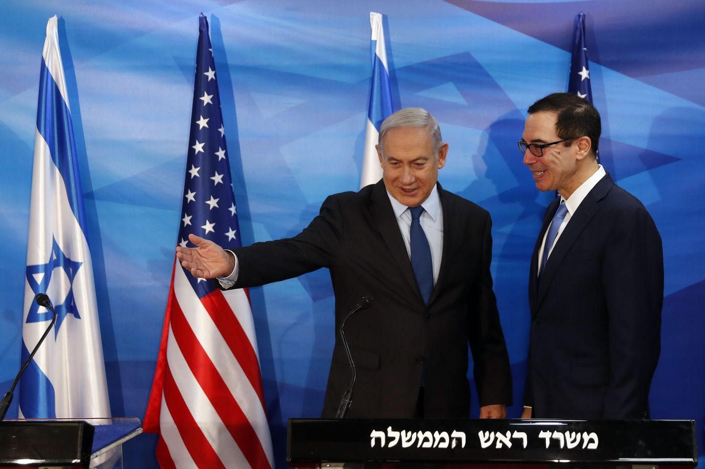 Iisraeli peaminister Benjamin Netanyahu (vasakul) esmaspäeval Jeruusalemmas USA rahandusministrit Steven Mnuchinit võõrustamas.