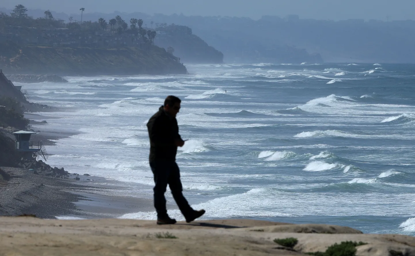 Tugev tuul kimbutas nädala alguses ka Mehhiko põhjanaabri, USA lääneranniku alasid Californias Carlsbadis.