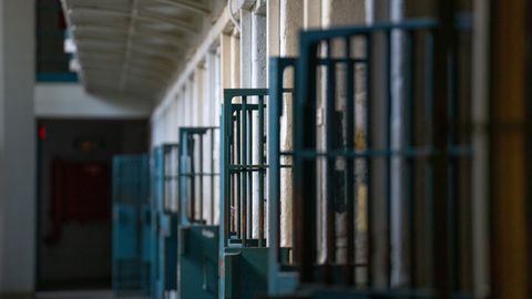 Cietumā miris 17 gadus vecs puisis. Ieslodzījuma vietu pārvalde par notikušo klusē