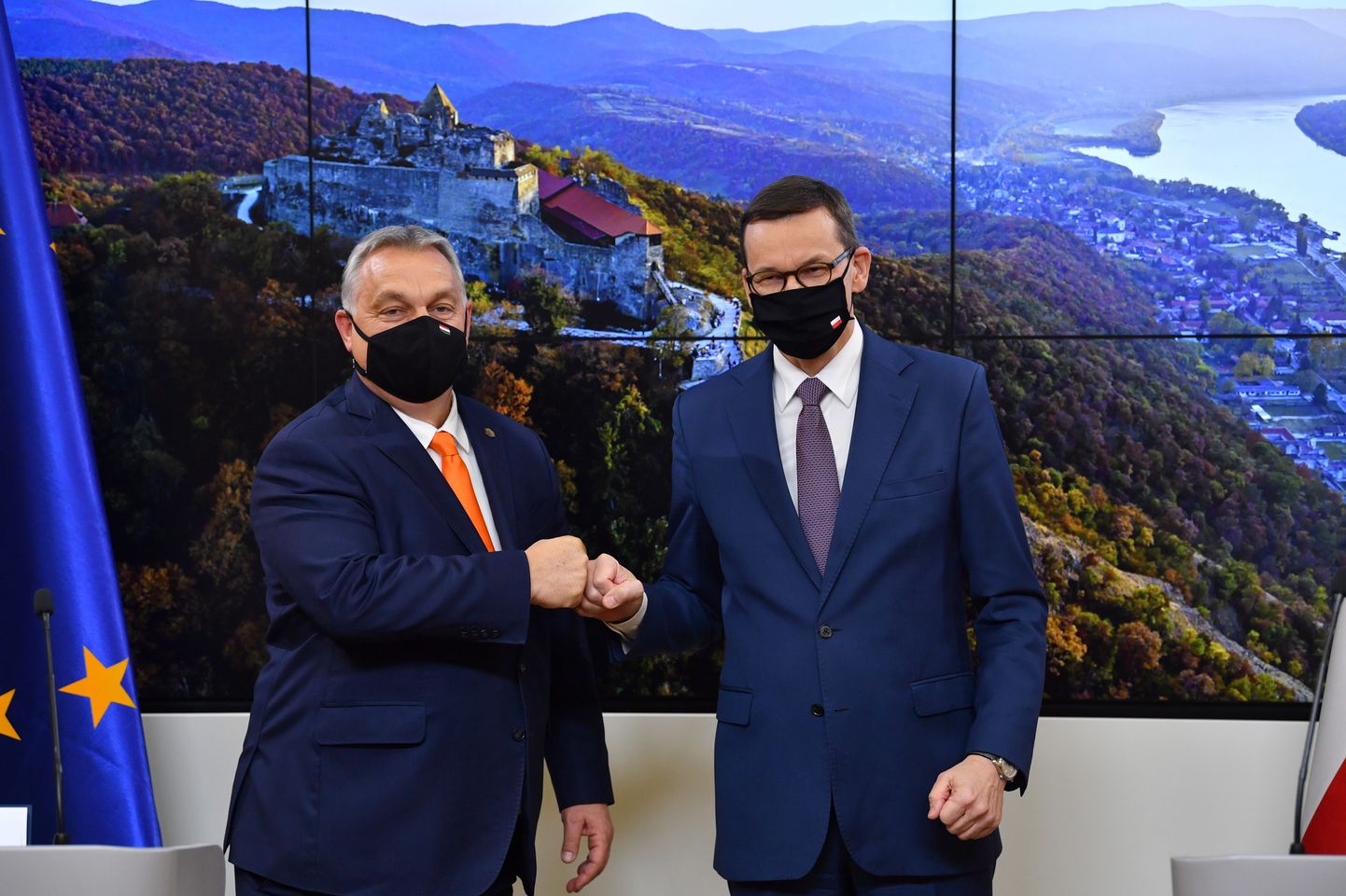 Премьер-министр Венгрии Виктор Орбан (слева) и премьер-министр Польши и Матеуш Моравецкий.
