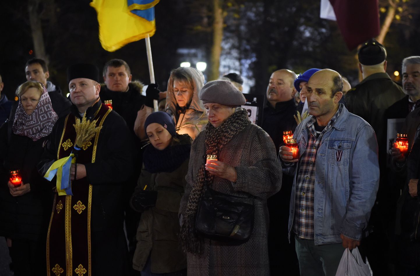 Starptautiska akcija "Aizdedzināsim piemiņas sveci" Ukrainas Golodomora jeb Lielā Bada upuru piemiņai pie Brīvības pieminekļa