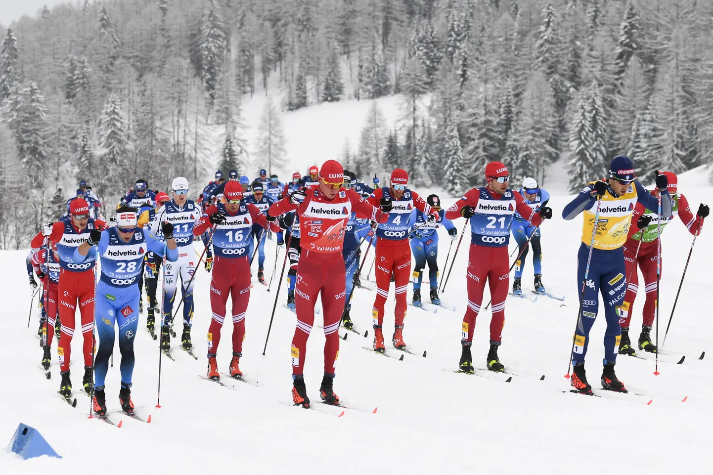 Aleksander Bolšunov punases särgis.