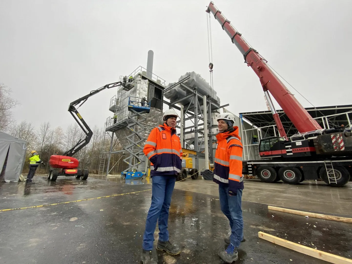 Adven Eesti projektide direktori Priit Tiidu (vasakul) ja projektijuht Raimo Rebo selgitusel töötab uut piimatööstust auruga varustav katlamaja hakkpuidul, kuid tarnekindluse tagamiseks paigaldatakse ka katlad, mis võimaldavad kütta LNG ja õliga.