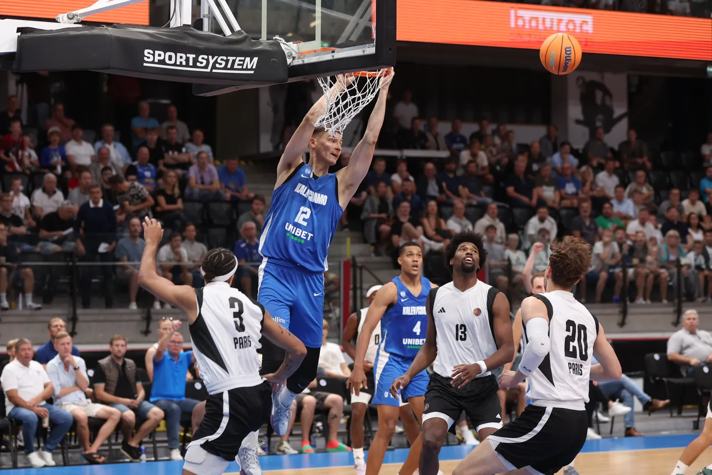 Kalev/Cramo korvpallur Gregor Kuuba püüdis mängus Paris Basketballiga suruda palli pealt, aga vastased segasid ja sel korral pall ei läbinud rõngast.