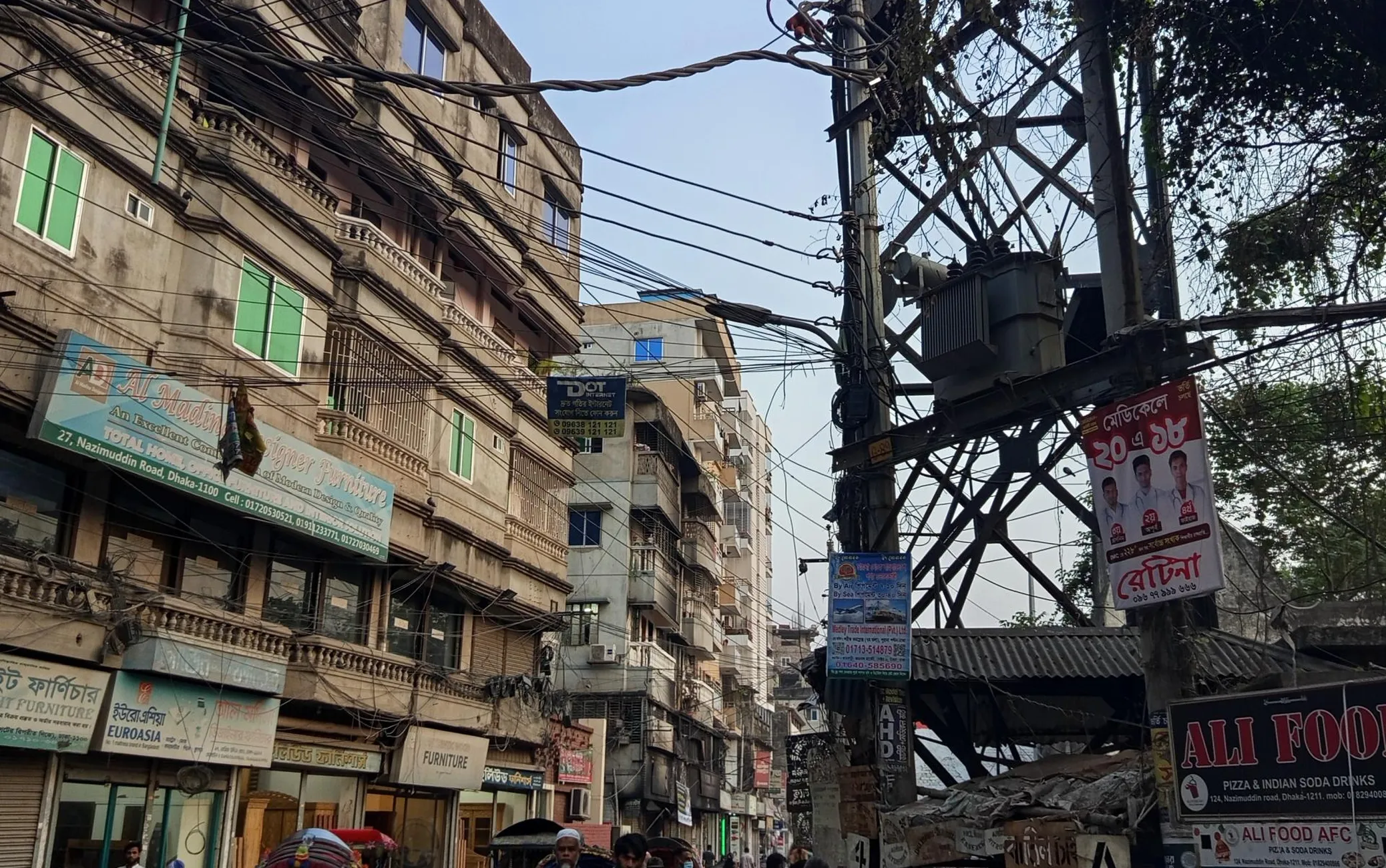 Dhaka vanalinn on liiklusest pulbitsev ja lõhnu ning helisid täis labürint, kust pole kerge välja saada.