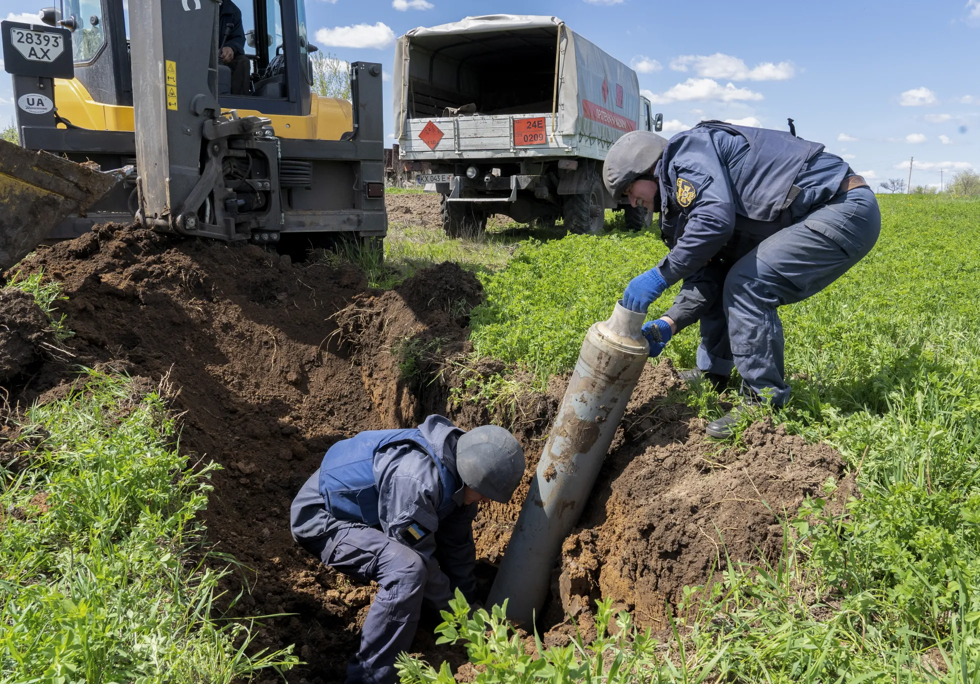 Ukraina päästetöötajad kaevavad eile välja Harkivi lähedal maasse kinni jäänud raketidetaili.