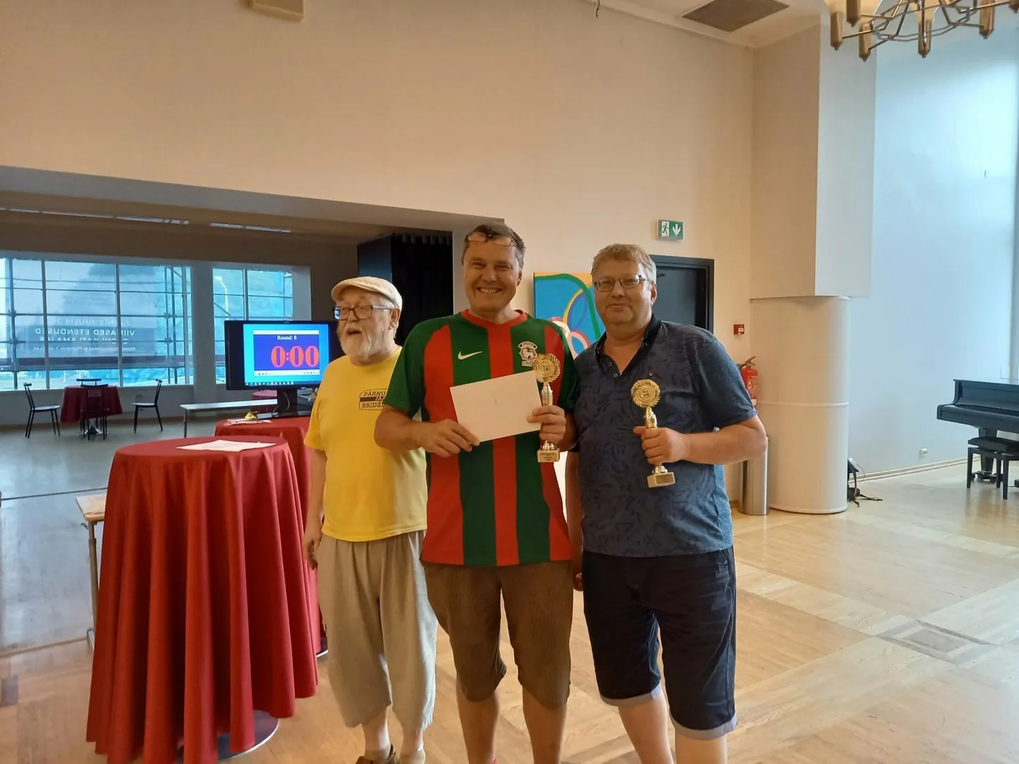 Pärnu suveturniiri paaride grand prix&#39; võistluse võitsid Olavi Oja (keskel) ja Marko Tenn (paremal). Turniiril täitis kohtunikuametit Jaak Känd (vasakul).