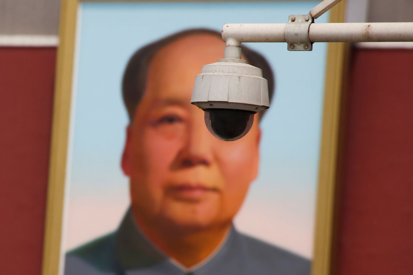 Turvakaamera Mao Zedongi pildi taustal Pekingi Tiananmeni väljakul.