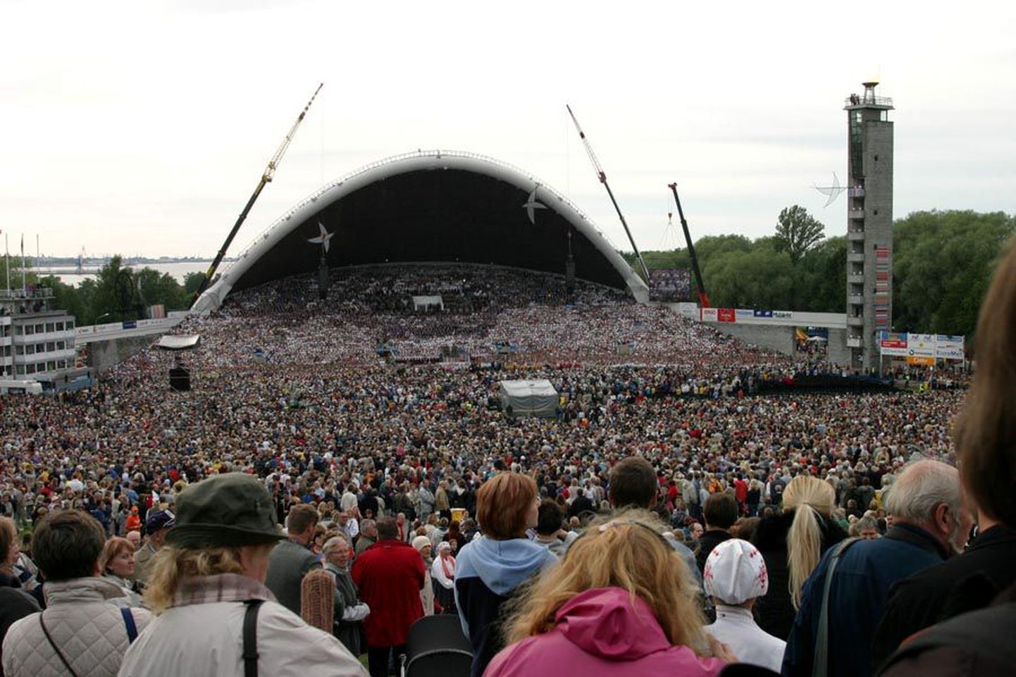 Tallinna lauluväljakul sai aja puudutusest osa enam kui 153 000 inimest.