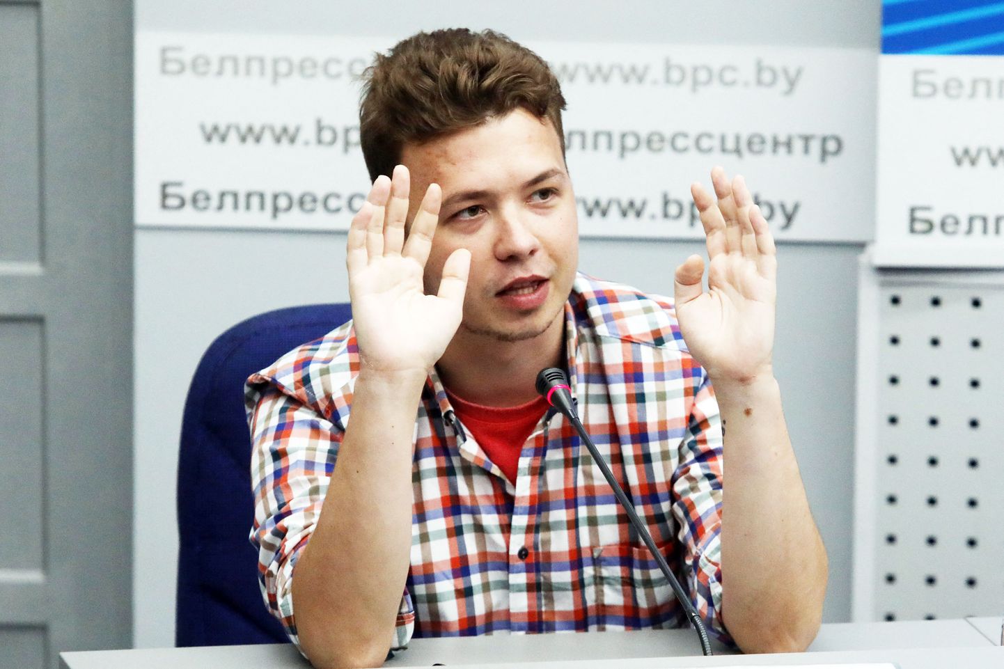 Роман Протасевич через несколько недель после ареста принимает участие в брифинге для журналистов и дипломатов, организованном Министерством иностранных дел Беларуси в Минске, 14 июня 2021 года.