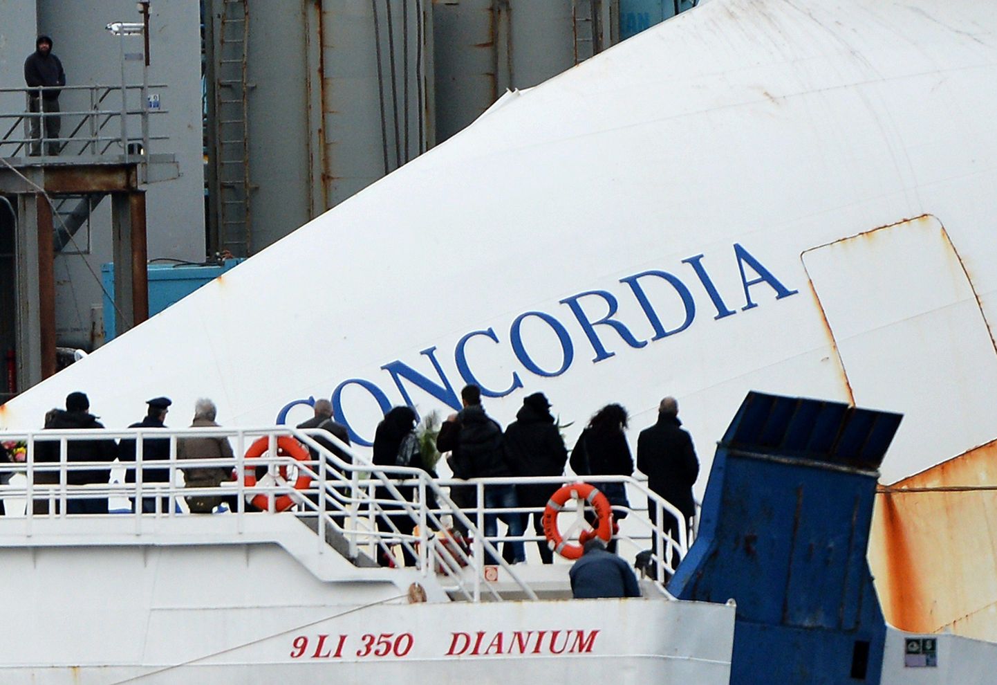 Hukkunute lähedased tänasel õnnetuse aastapäeval laevasõidul Costa Concordia vraki juurde.