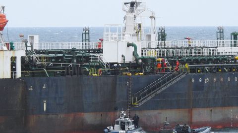 Aizdomās par naftas noplūdi Baltijas jūrā Zviedrija pārbauda sankcijām pakļautu tankkuģi