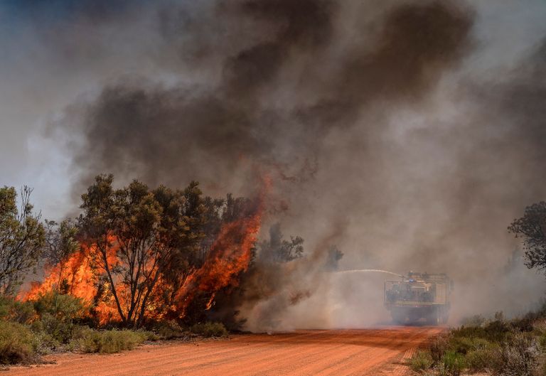 Tuletõrjujad kustutamas Lääne-Austraalias Red Gullys maastikupõlengut