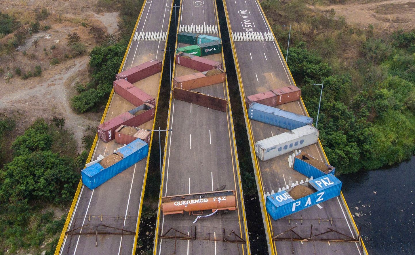 Venezuela valitsus on blokeerinud Colombiasse viiva Tienditase silla, mida mööda oleks riiki pidanud saabuma USA humanitaarabi.
