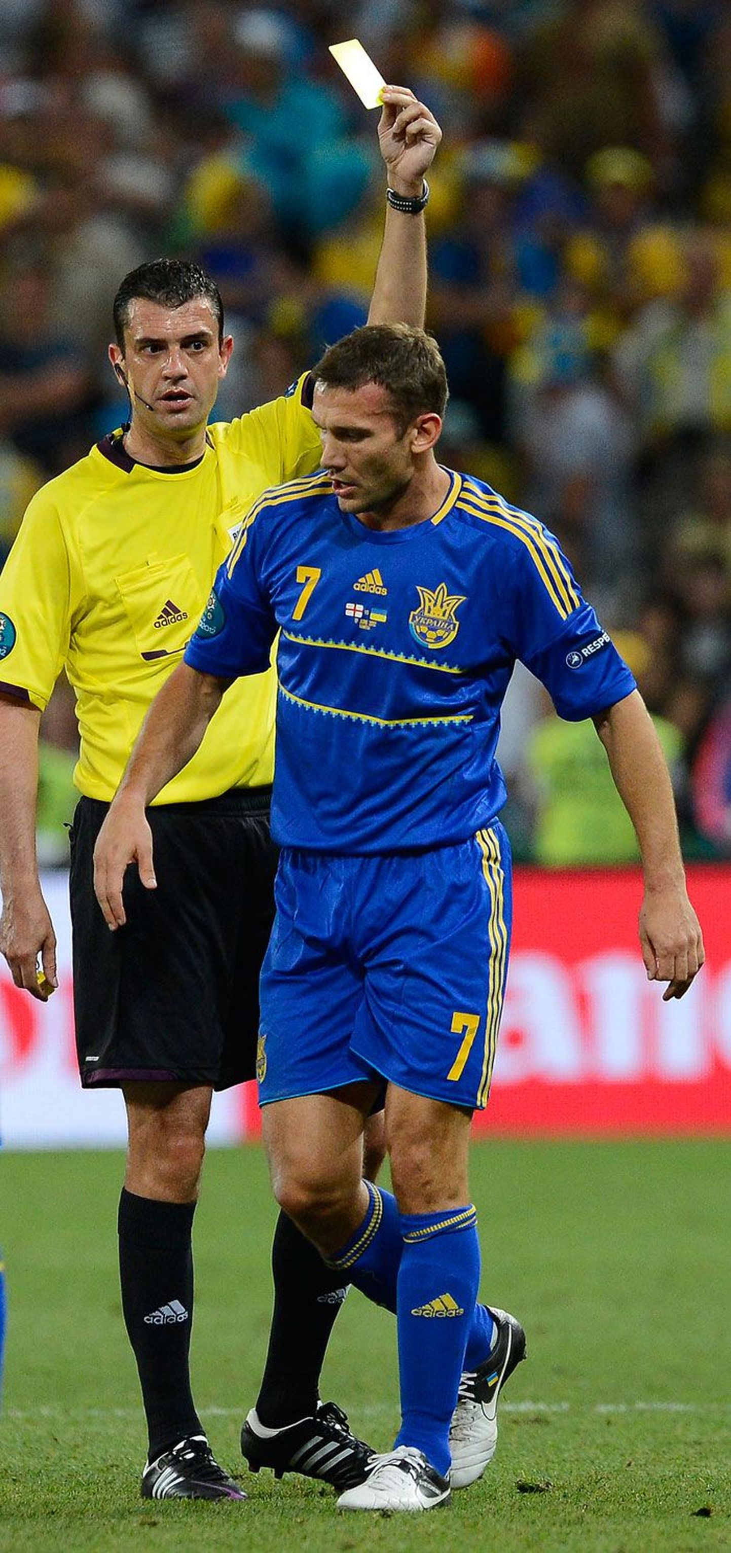 Виктор Кашшаи показывает желтую карточку нападающему украинской сборной Андрею Шевченко.