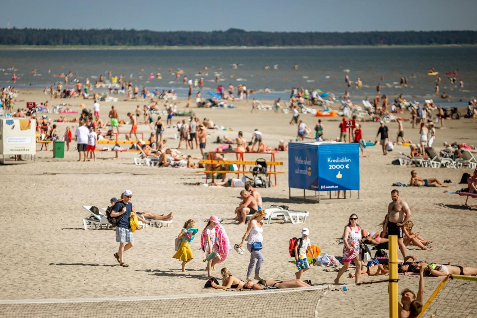 Suviselt kuumade ilmadega täitub Pärnu rand puhkajatega.