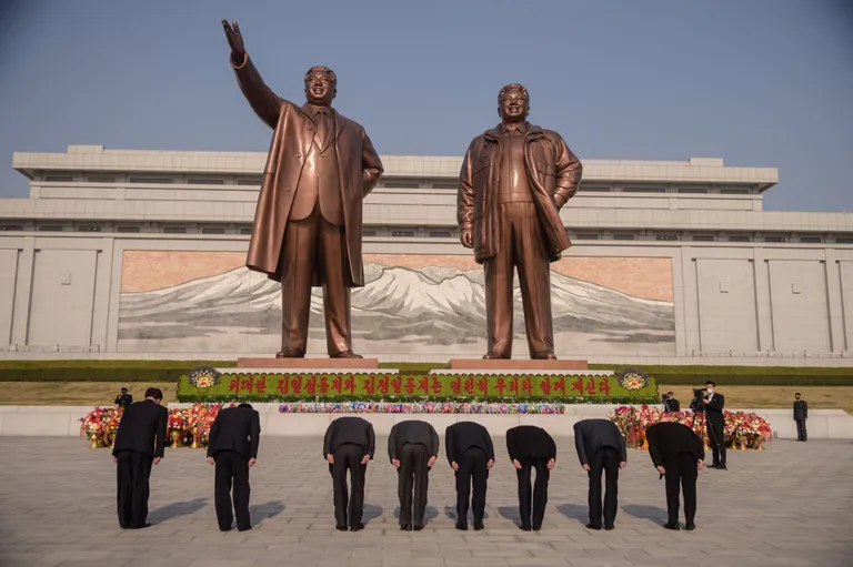 Põhjakorealased kummardamas endiste liidrite Kim Il-sungi ja Kim Jong-ili kujude ees Pyongyangis.