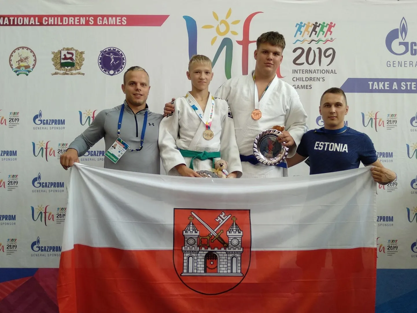 2019. aastal tõid rahvusvahelistelt laste mängudelt (ICG) Venemaal Ufas Markus Villako (vasakult teine) hõbeda ja Samuel Mikk (vasakult kolmas) pronksi. Sportlastega on pildil treenerid Andre Seppa (vasakul) ja Egert Ehari (paremal).