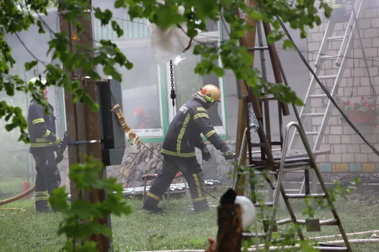 Дом полыхает напротив школы Лахмусе.