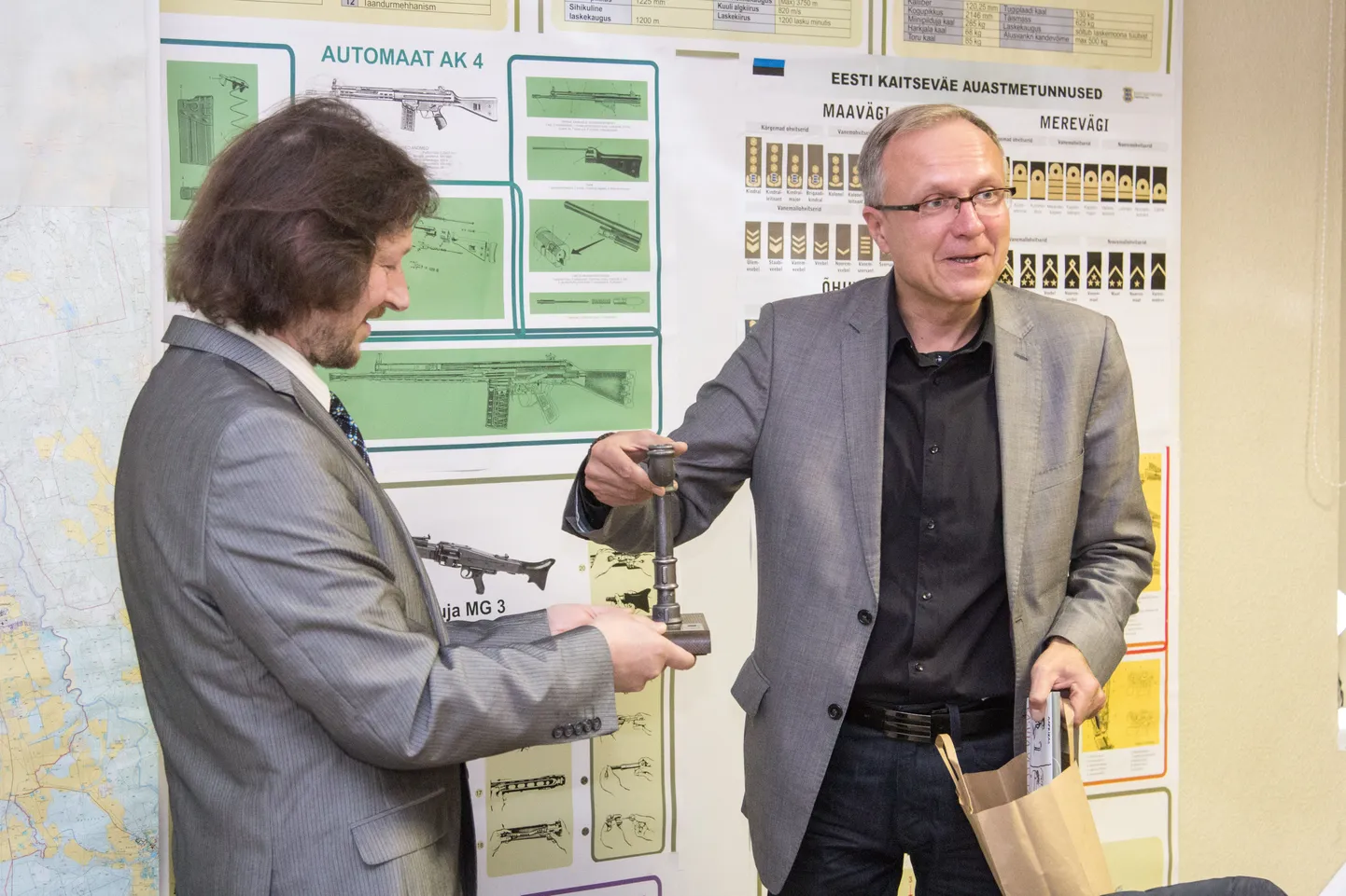 AS Valga Vesi juhatause liige Jüri Teder (vasakul) tänas keskkonnainvesteeringute keskuse juhatuse liiget Veiko Kaufmanni abi ja toetuse eest Valga veemajandusprojekti elluviimisel.