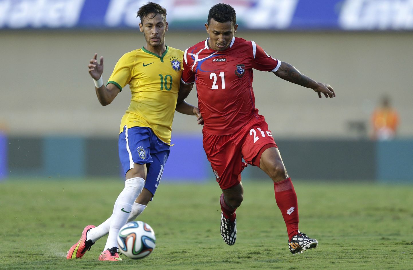 Amilcar Henriquez (paremal) võitluses palli pärast Brasiilia supertähe Neymariga.