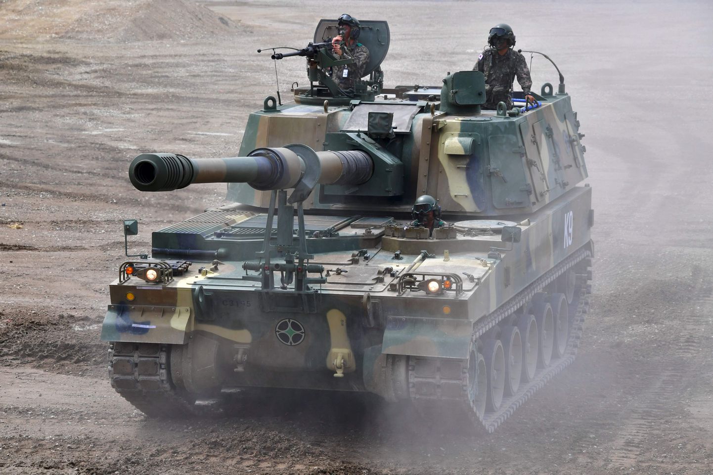 K9 Thunder — современная южнокорейская 155-мм самоходно-артиллерийская установка (САУ) класса самоходных гаубиц.