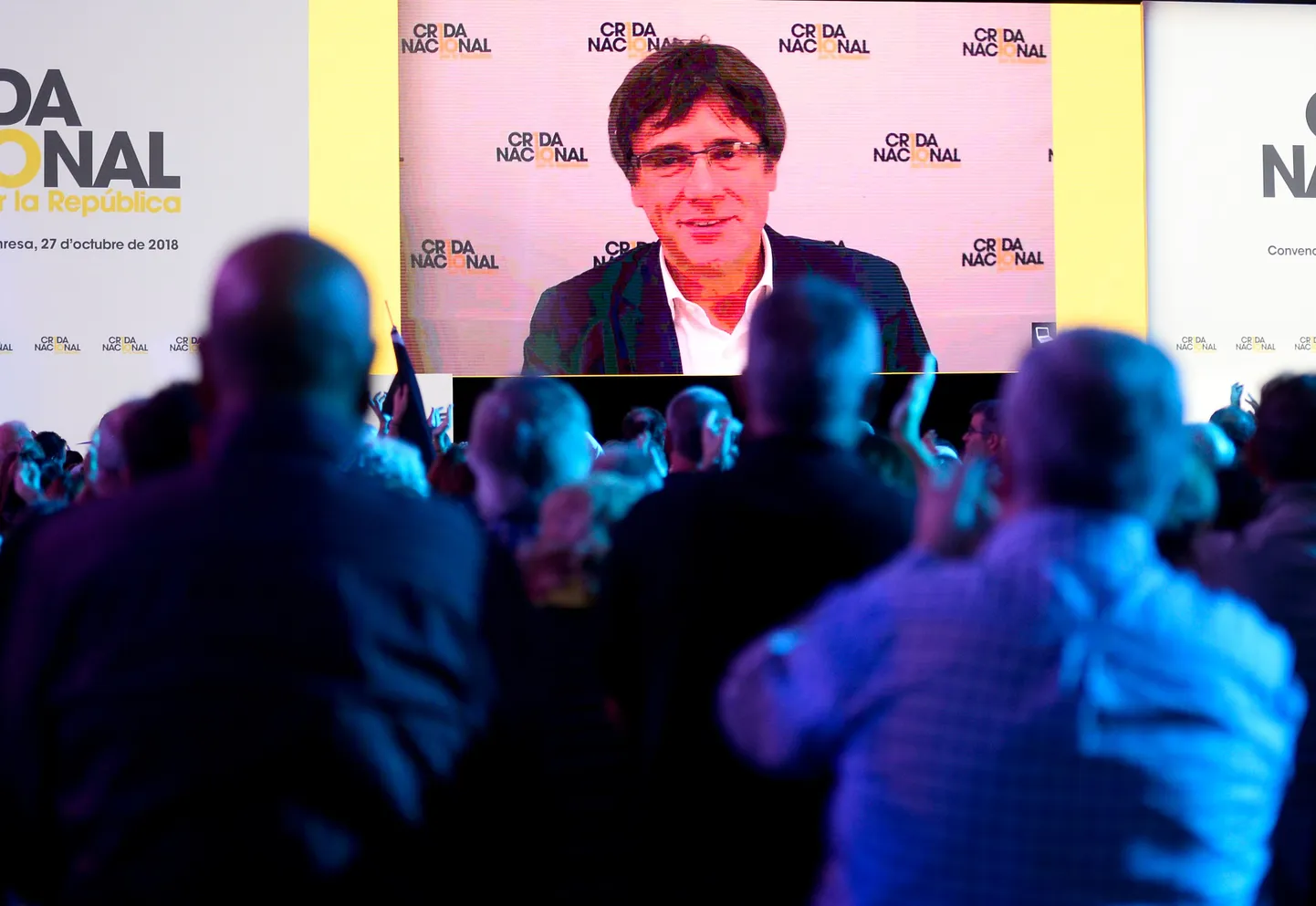 Belgias viibiv Kataloonia ekspresident Carles Puigdemont laupäeval videosilla vahendusel uue erakonna Üleskutse asutamiskongressil esinedes.