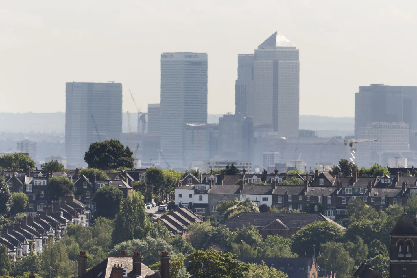 Taamal kõrguvad HSBC panga ja teiste populaarses Londoni Canary Wharf äripiirkonnas asuvate ettevõtete hooned.