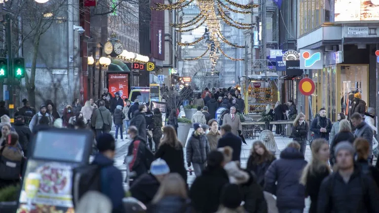 Стокгольм накануне Рождества-2020: на улице толпы людей, практически все - без масок