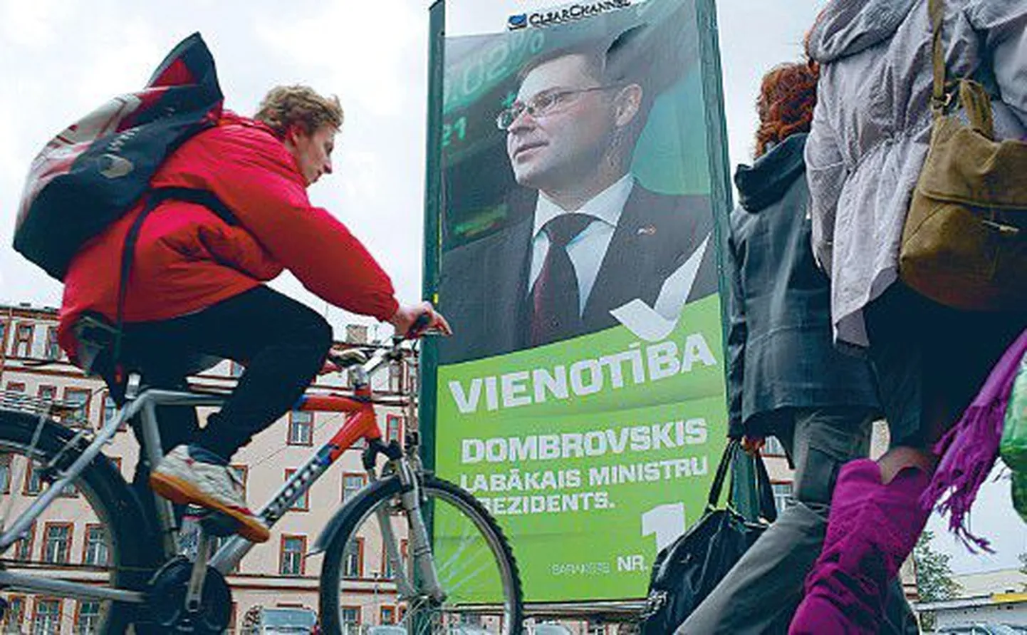 Valdis Dombrovskise valimisplakat Riia tänaval.