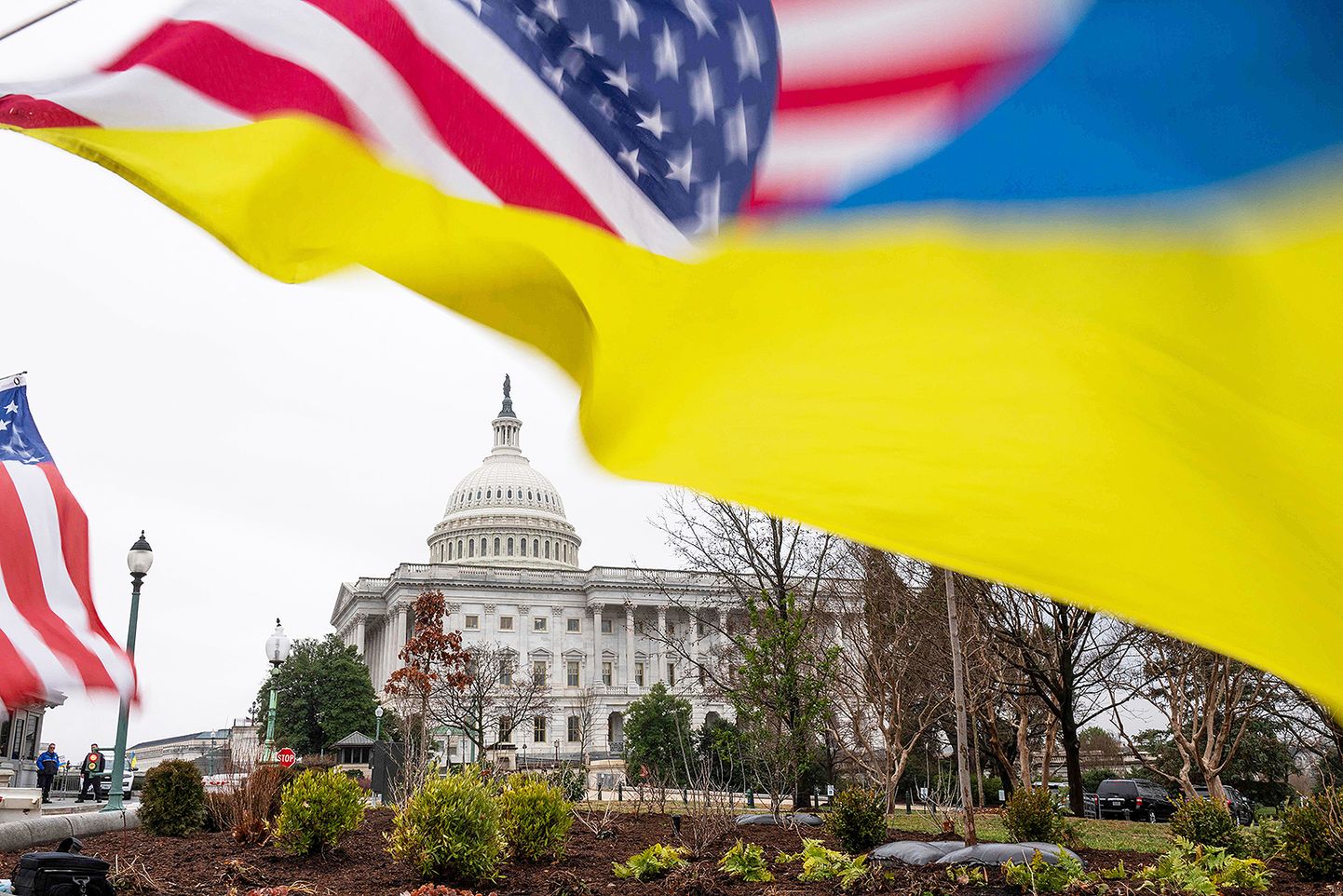 Капитолий на фоне флагов США и Украины
