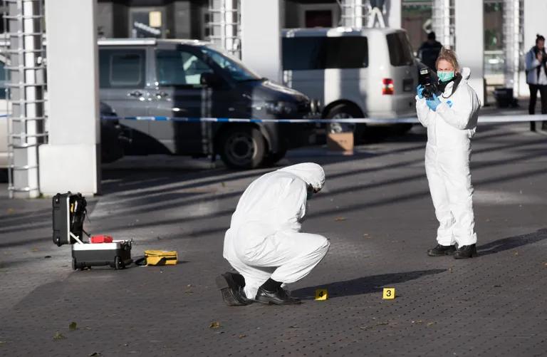 Politsei tulistas Tallinnas Vabaduse väljakul noaga vehkinud meest.