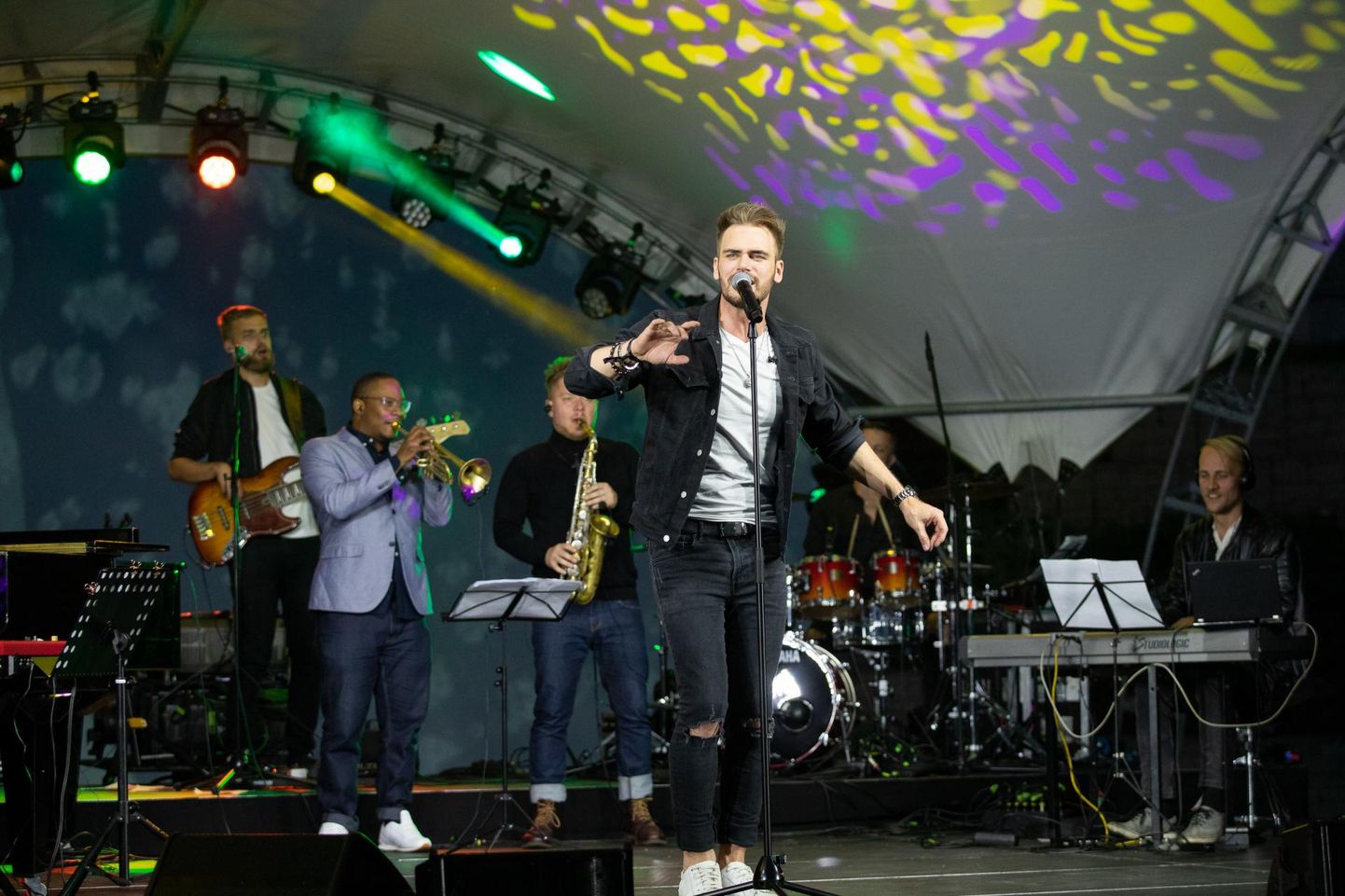 Eesti Laulu võitja Uku Suviste ja teised Rakveres augustikuus esinenud artistid ei jää kokku lepitud tasuta, lubas kontserdikorraldaja Artur Rauhiainen.