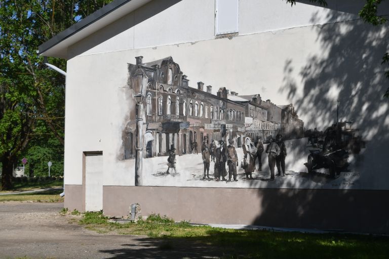 "По следам старого Резекне" - роспись на фасаде дома