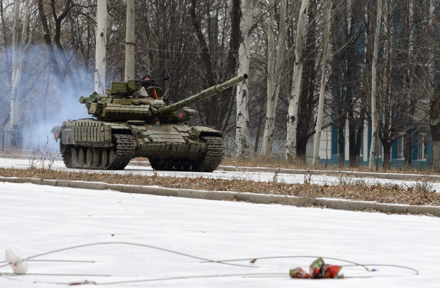 Venemaal toodetud tank T-72, millel puuduvad tunnusmärgid, vurab mööda talvist teed Donetski oblastis Kieviski piirkonnas 26. nvoembril.