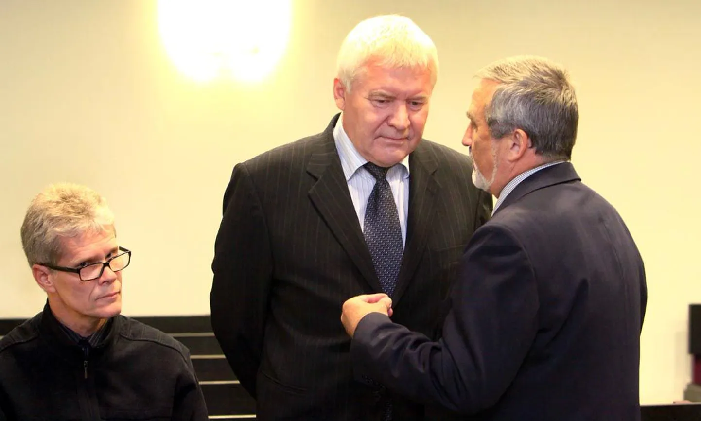 Vello Järvesalu (keskel) üks kaitsjatest Paul Järve (paremal) aru pidamas. Istub Raivo Fridolin.