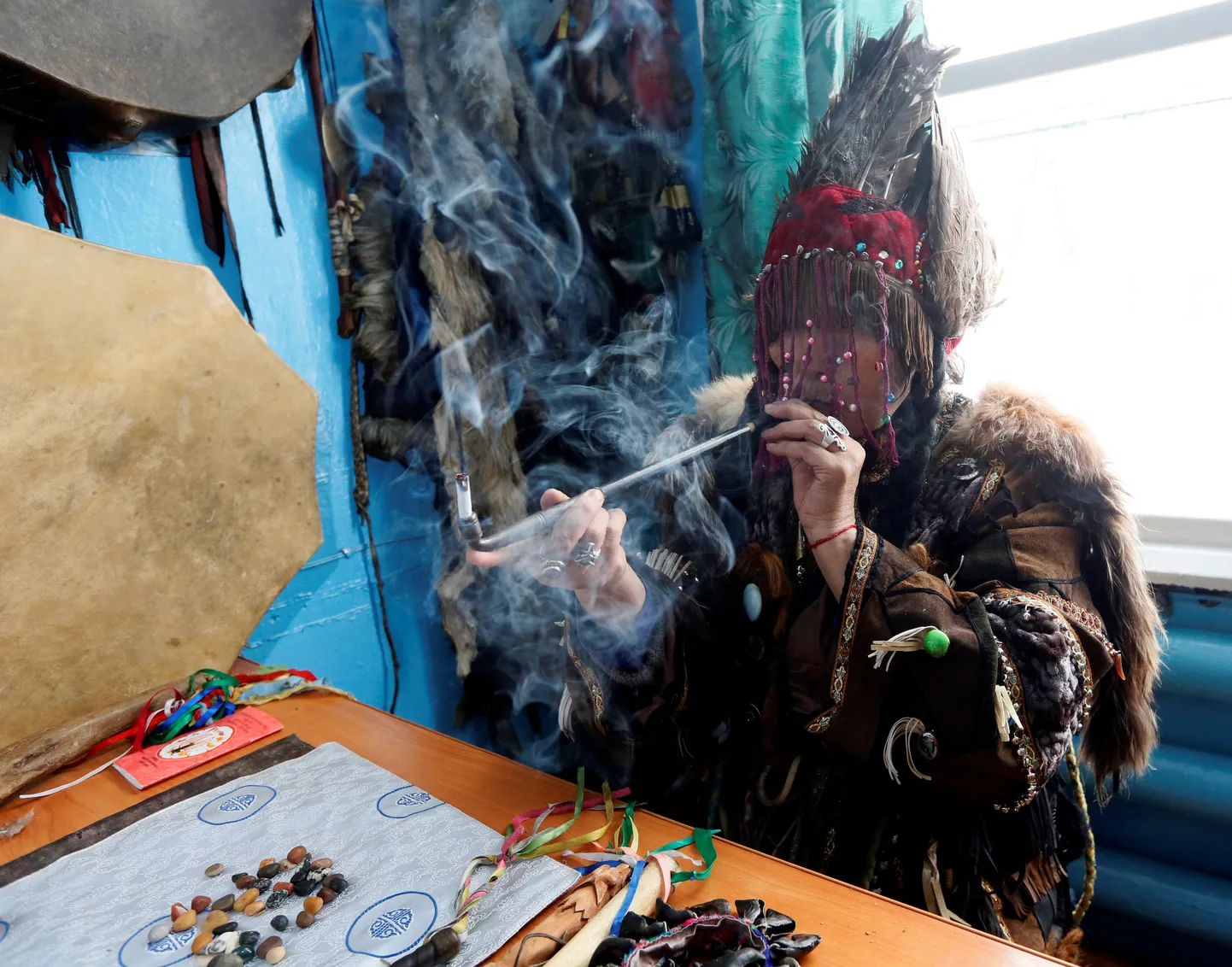 Šamaanid on Siberis juba aastasadu tegutsenud ravitsejatena. Fotol teostab šamaan suitsetamise rituaali.