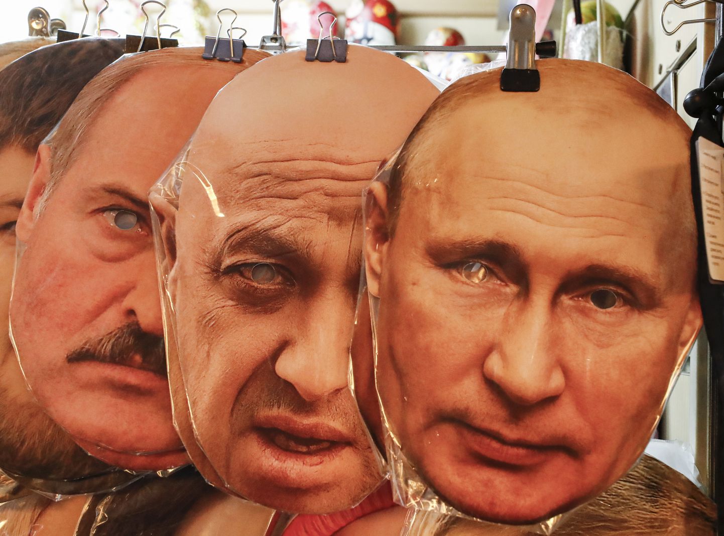 Valgevene režiimi liidri Aljaksandr Lukašenka, Vene erasõjafirma Wagner juhi Jevgeni Prigožini ja Venemaa presidendi Vladimir Putini näomask
