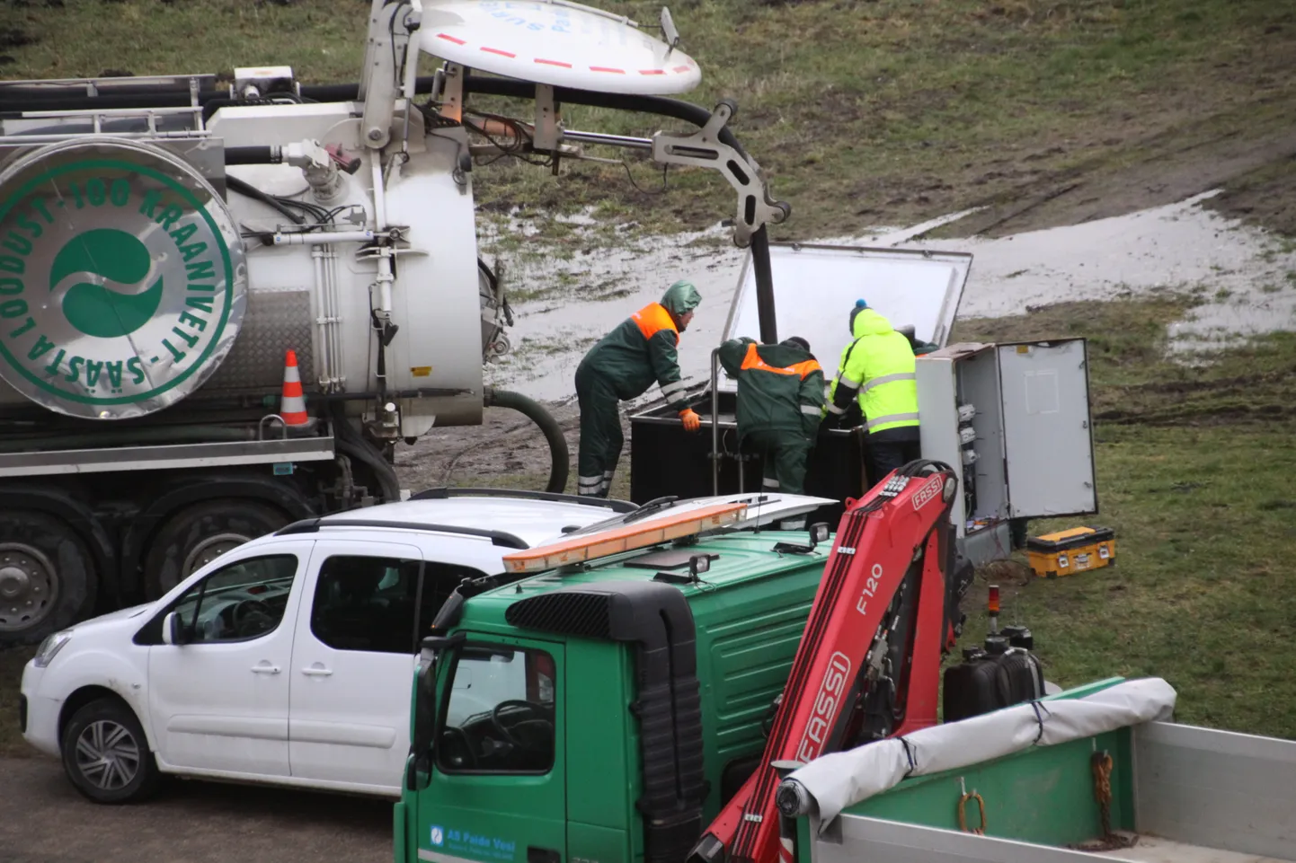 Soo tänava sadevete pumplat remondivad Paide Vee töömehed.