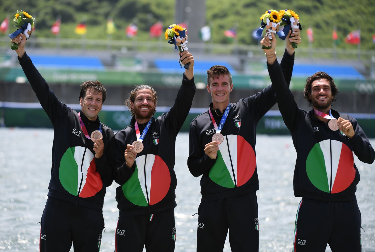Itaalia paatkond medalit tähistamas. Kuigi Bruno Rosetti saab samuti endale olümpiapronksi, siis tema poodiumile ei pääsenud.
