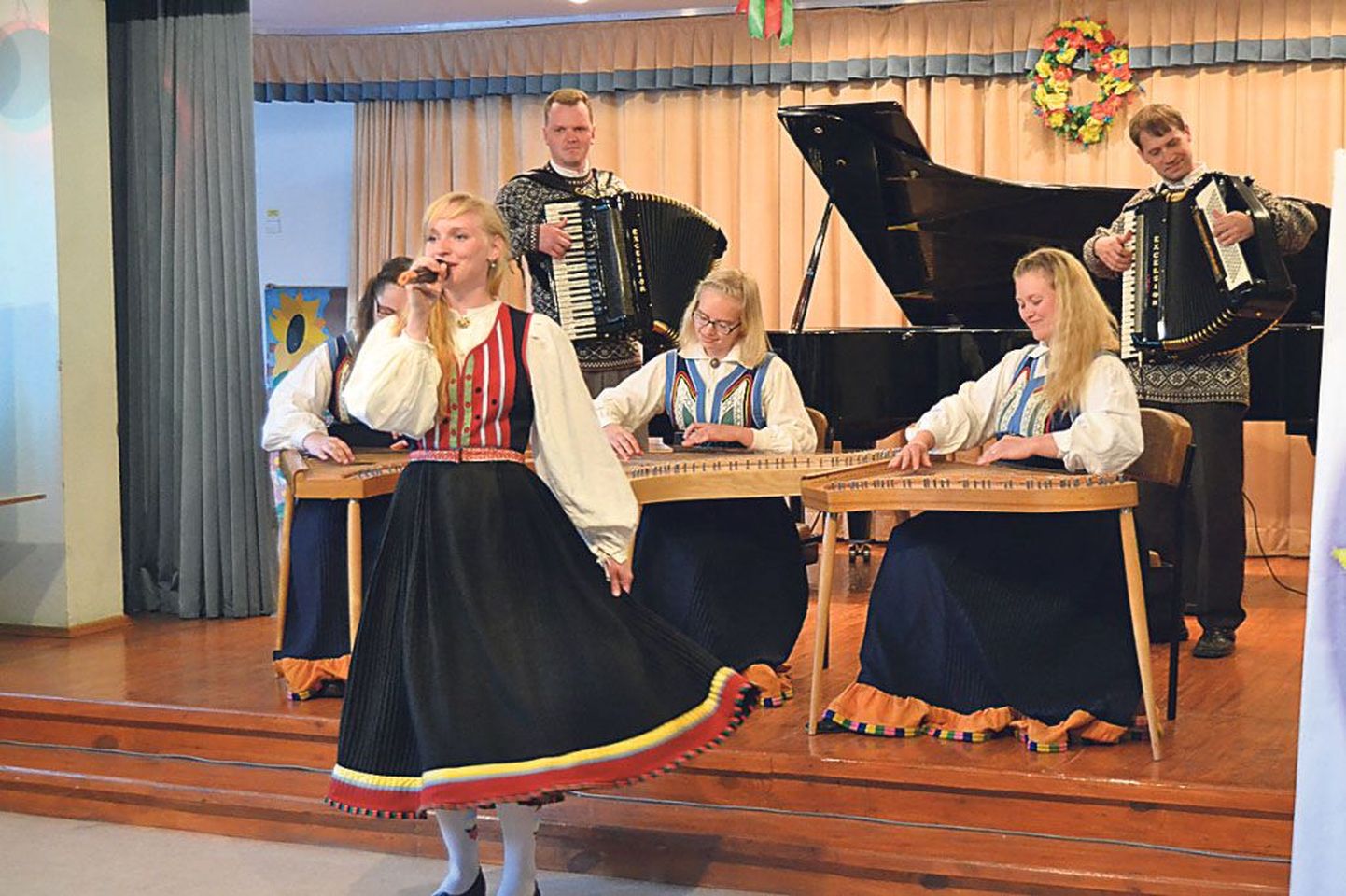 Cantelo kandlemängijad võitsid ühes akordionistide ja solist Maret Palusaluga ukrainlaste südamed.