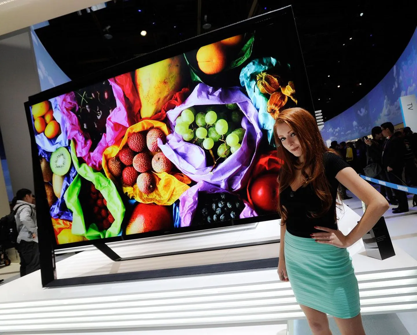 Samsung esitles täiesti uue disainiga telerit, kus kõlarid on paigutatud teleriekraanist eraldi oleva raami külge. Innovaatiline disain jõuab müügile ilmselt küll alles aastate pärast.