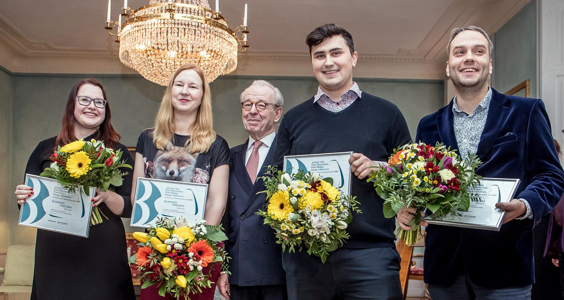 Bonnieri preemia laureaadid Marge Väikenurm ja Piret Reiljan Äripäevast ning Joosep Värk ja Risto Berendson Postimehest, nende vahel Rootsi meediakontserni esindaja Hans-Jacob Bonnier.