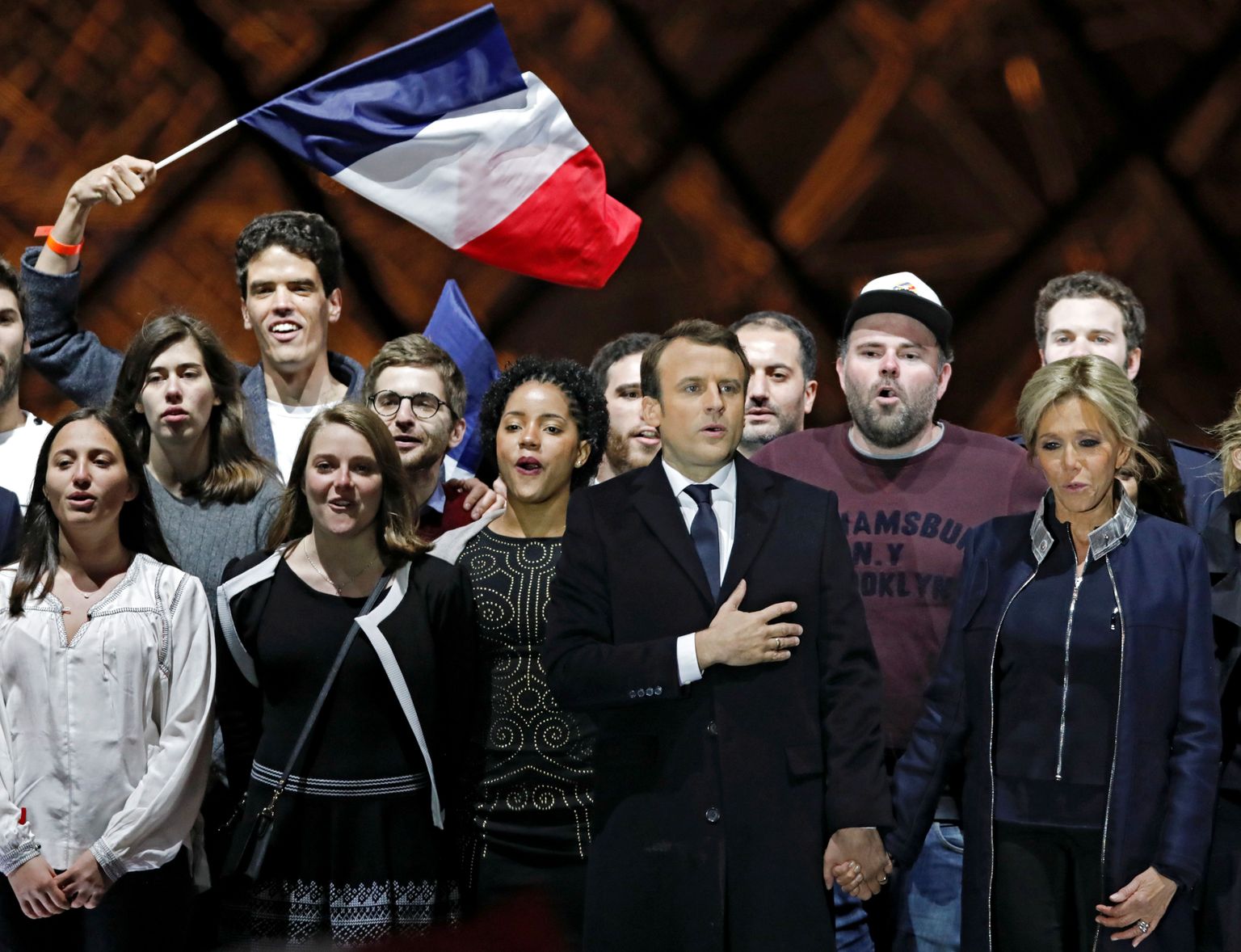 Emmanuel Macron ta tema abikaasa Brigitte Trogneux tähiatavad valimisvõitu.