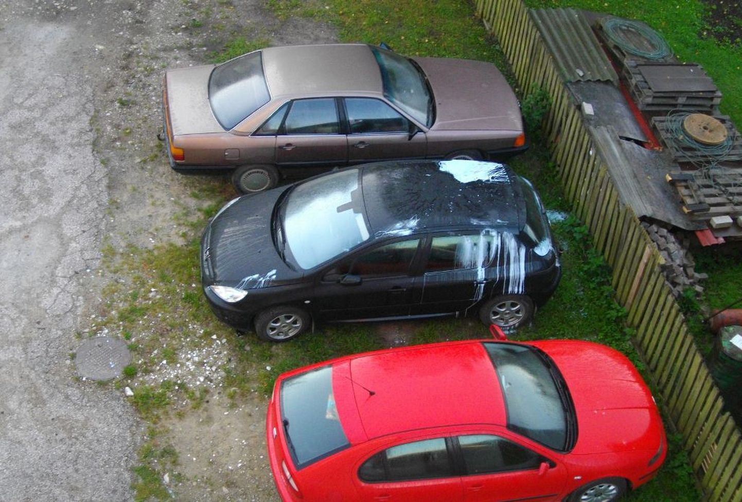 Vandaalid mäkerdasid Pärnus kuu jooksul teist korda sama auto värviga kokku.