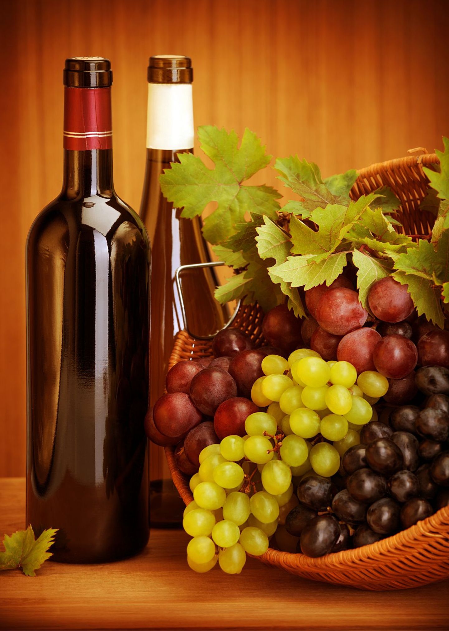 Heledad viinamarjad on magusad ja neutraalsema maitsega, tumedad aga tugevama maitsega, aromaatsemad, intensiivsemad.