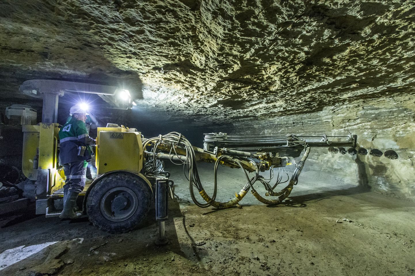 Enam kui 50 meetri sügavusel asuvates Estonia kaevanduse käikudes valitseb kogu aprillikuu jooksul vaikus.